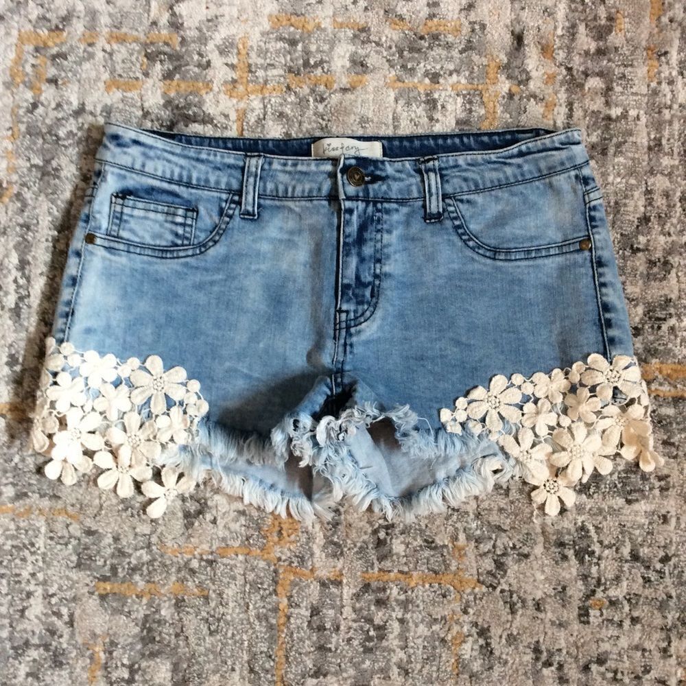 3 for $25 SUPER CUTE DENIM SHORTS WITH FLOWER DETAIL! SZ L